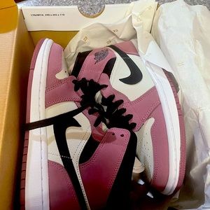 Women’s Brand NEW W/ Box Jordan 1 SE MID SZ 6 - color: mulberry